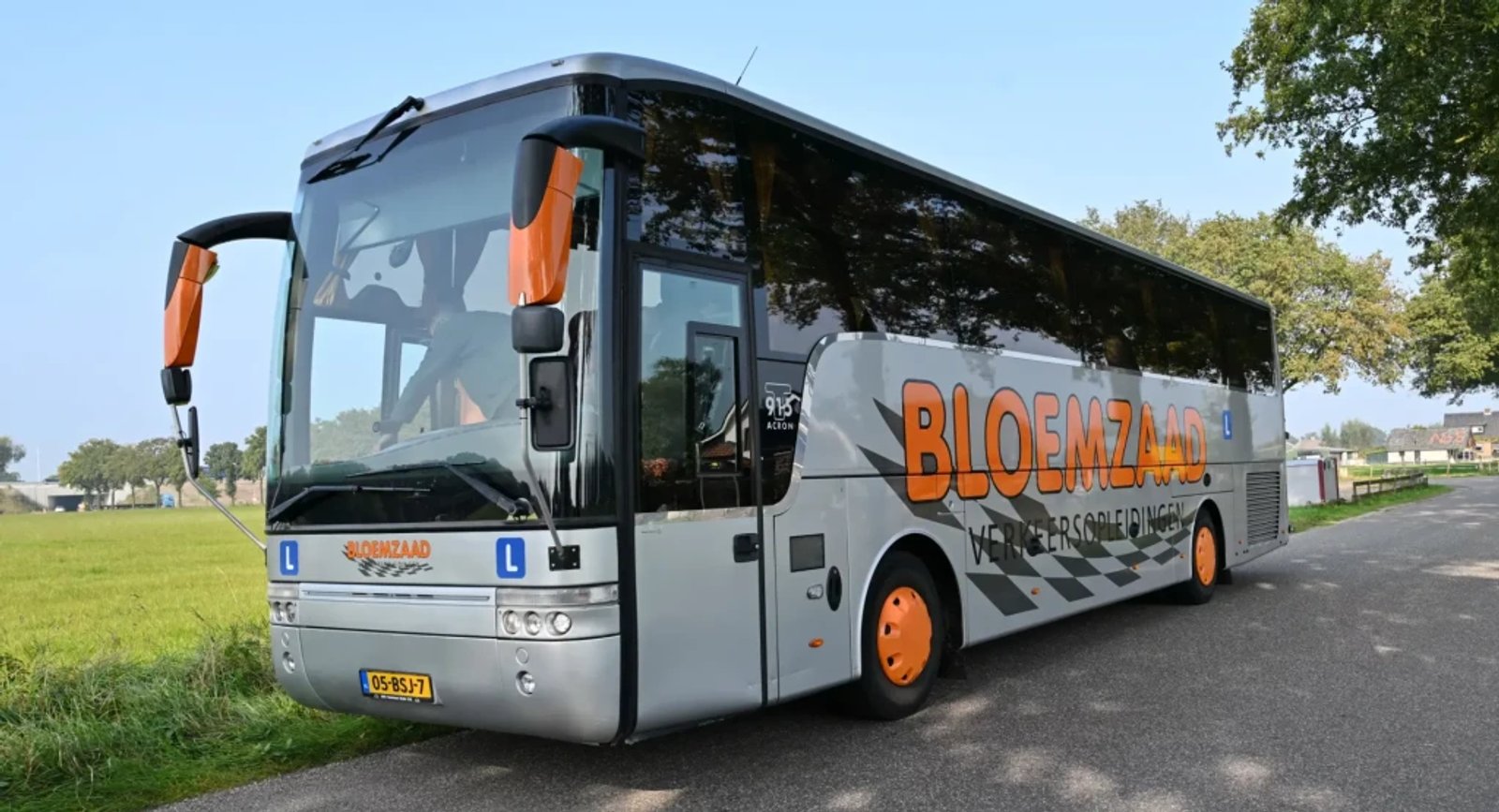Achter het stuur van een vrachtwagen - bij Bloemzaad Verkeersopleidingen in Apeldoorn